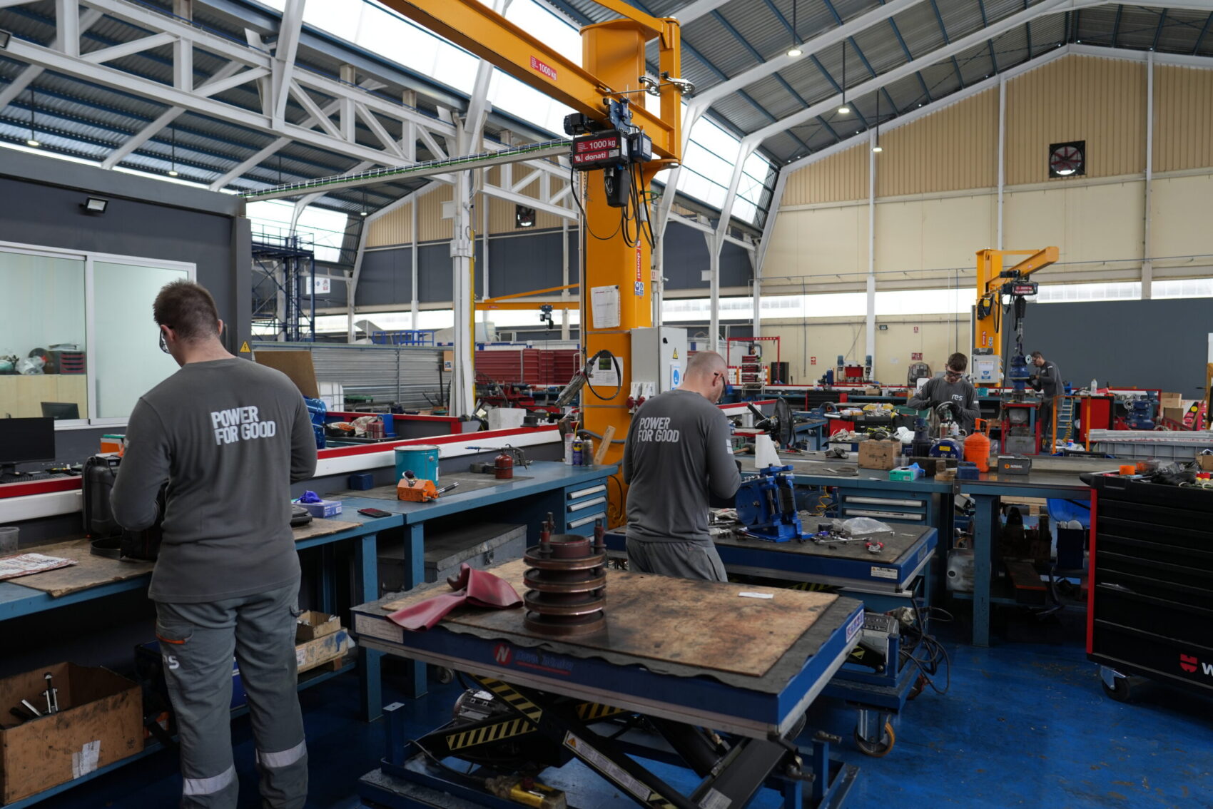 Técnicos da RES em oficina de reparo de componentes